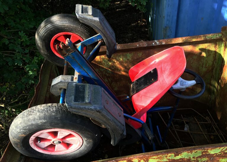 Een skelter op z'n kop in de container.
