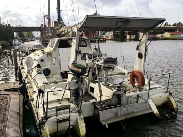 achtersteven van een witte catamaran aan de steiger in de zaanstreek