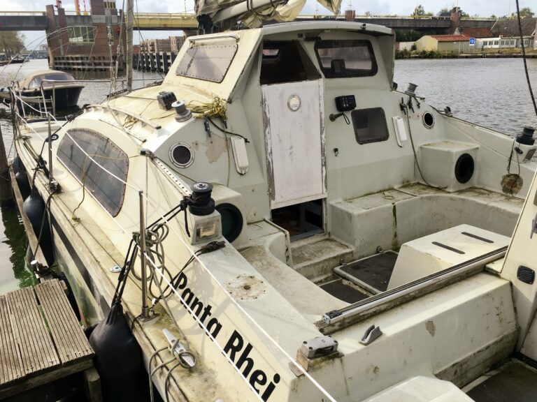 detail van dek van een witte catamaran aan de steiger in de zaanstreek