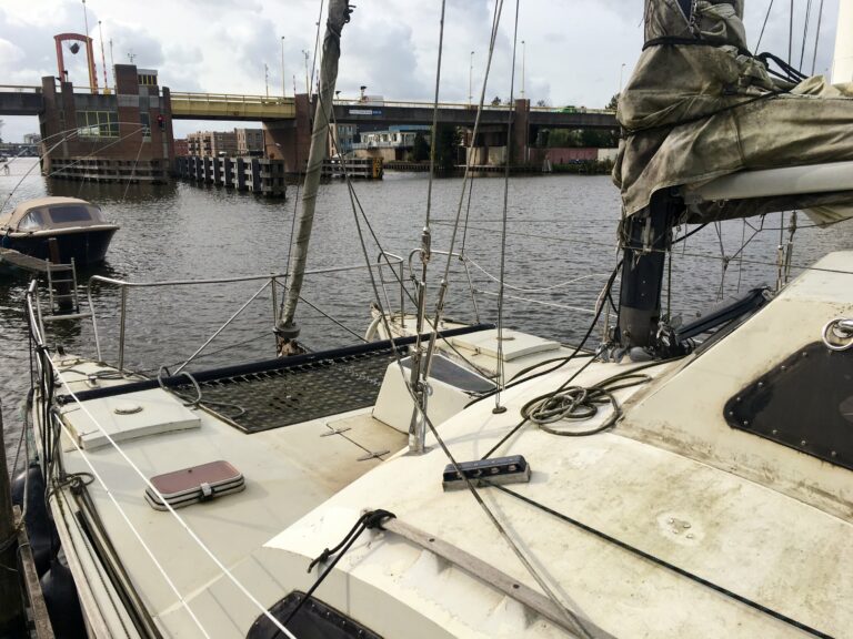 detail van voorsteven van een witte catamaran aan de steiger in de zaanstreek