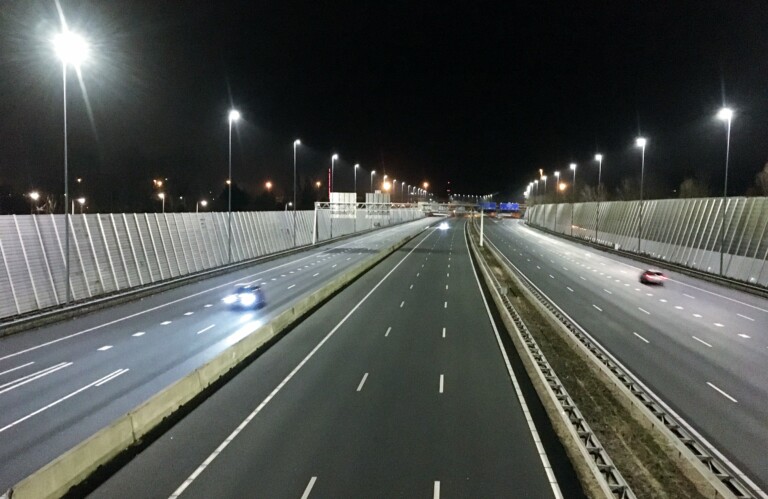 De A10 autosnelweg in de nacht met maar 3 auto's. Heel anders dan overdag.
