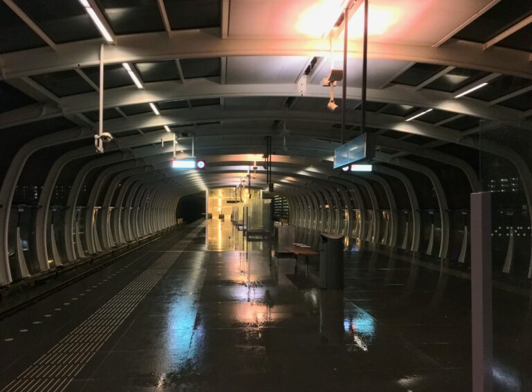 Nat en leeg ganzenhoef in het donker om 22 uur