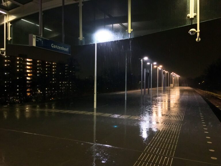 Nat en leeg ganzenhoef in het donker om 22 uur