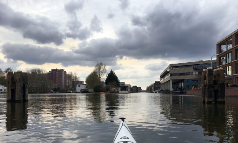 Het open water bij het Gemaal van Zeeburg. Komend vanaf het Amsterdam-Rijnkanaal. De wolken zij wat dreigend het water kalm.