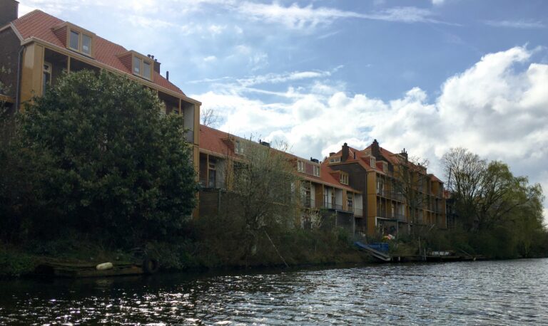Foto vanaf het water (lozingskanaal Amsterdam) van een deel van het pand Indie2 op de Zeeburgerdijk. 
