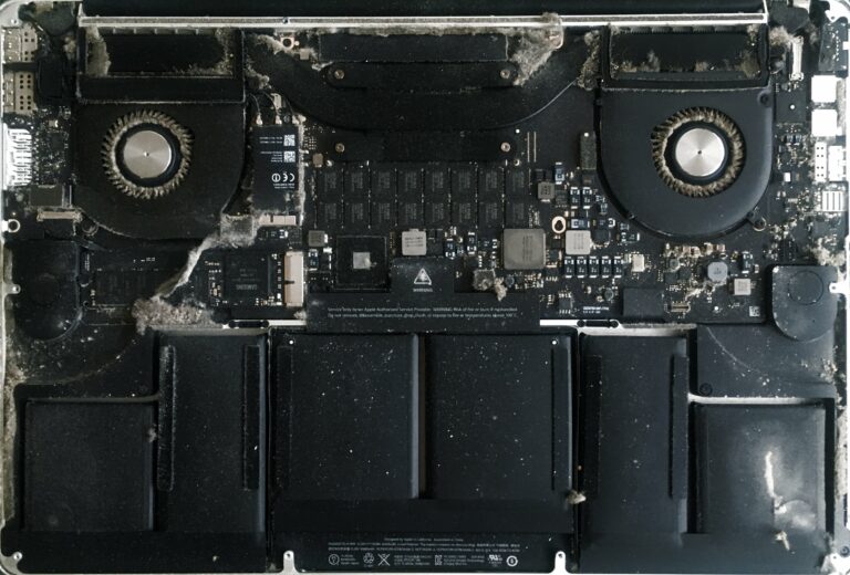 Een macbook pro uit 2013. Eerste keer in 10 jaar met de achterklep eraf zie ik al het verzamelde stof.