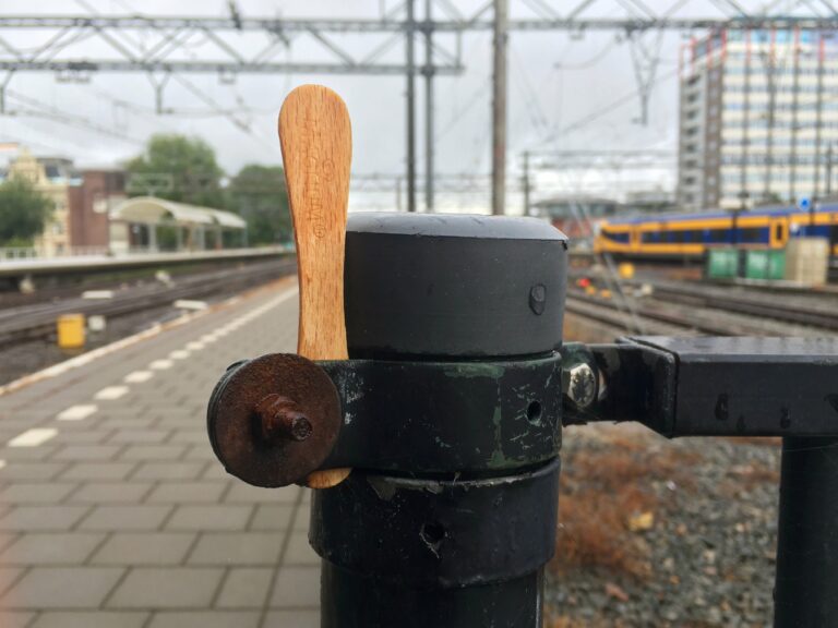IJsstokje aan paal einde treinperron. 
