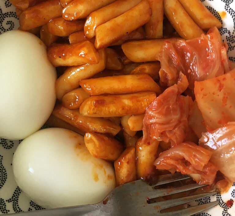 tteokbokki met twee gekookte eieren en wat kimchi
