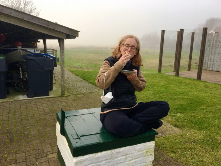 Els eet haar tweede bapao van haar leven op de waterput. Het is mistig.