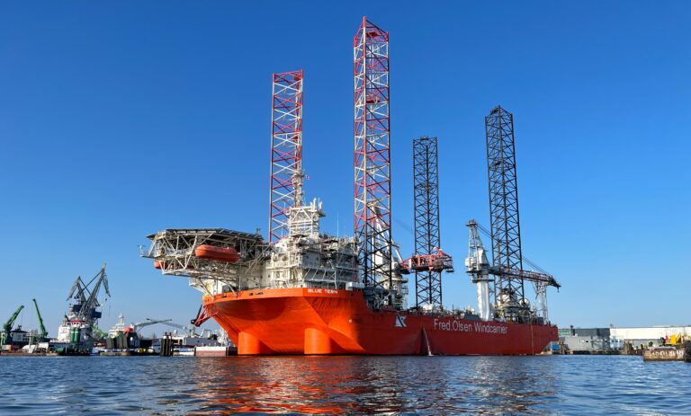 foto vanaf het water van de windcarrier Fred. Olsen. Een schip met een helikopter platform en vier grote pijlers die het naar de bodem kan brengen zodat het boven het water uit kan staan. Nu is dat ook het geval al is het minimaal