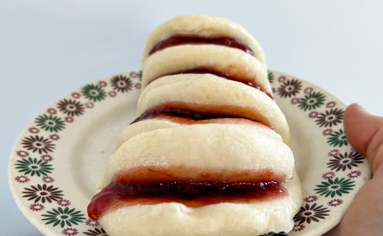 Die gestoomde broodjes op een rij op een bord met jam ertussen. Het zijn net wellustige lippen.