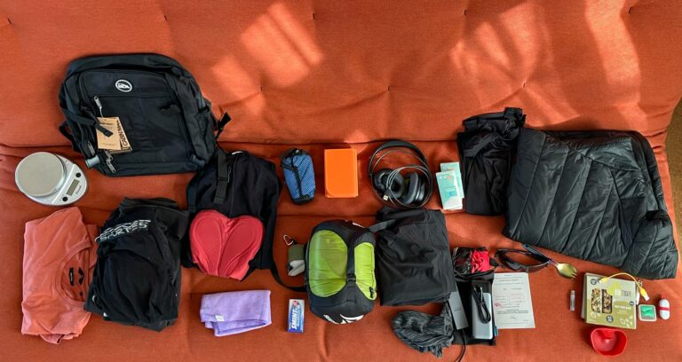 Bijna al mijn spullen die mee moeten op reis uitgestald op de bank.