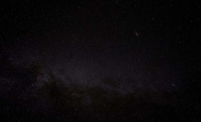 De sterrenhemel in Japan met de melkweg en een sterrenstelsel. De sterren bewegen nog steeds een beetje
