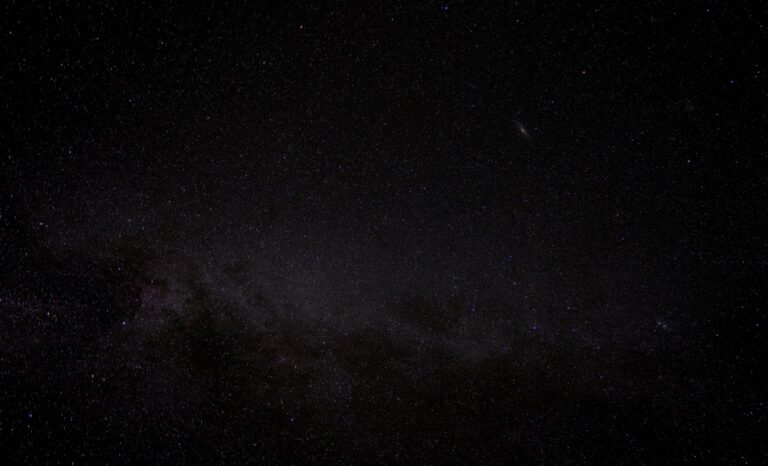 De sterrenhemel in Japan met de melkweg en een sterrenstelsel. De sterren bewegen nog steeds een beetje