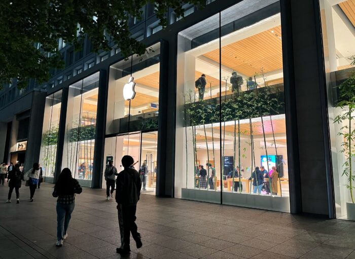 de voorgevel van de Apple Store Marunouchi in Tokyo bij nacht.
