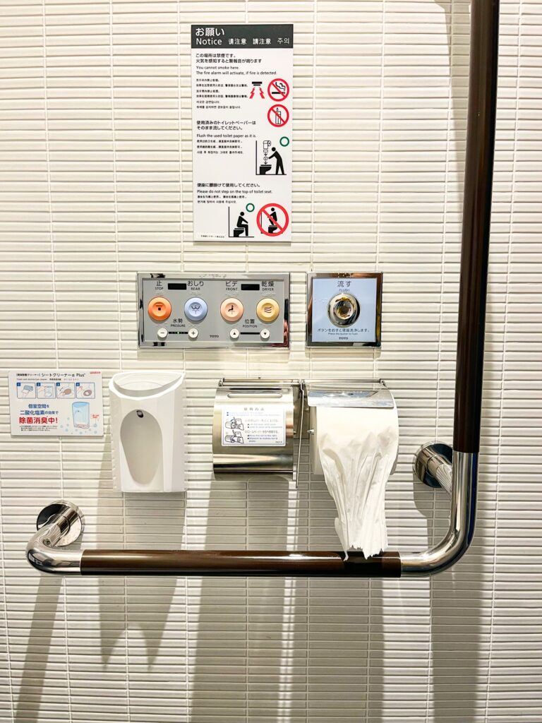 Nog meer instructies over hoe je de wc moet bedienen in Japan