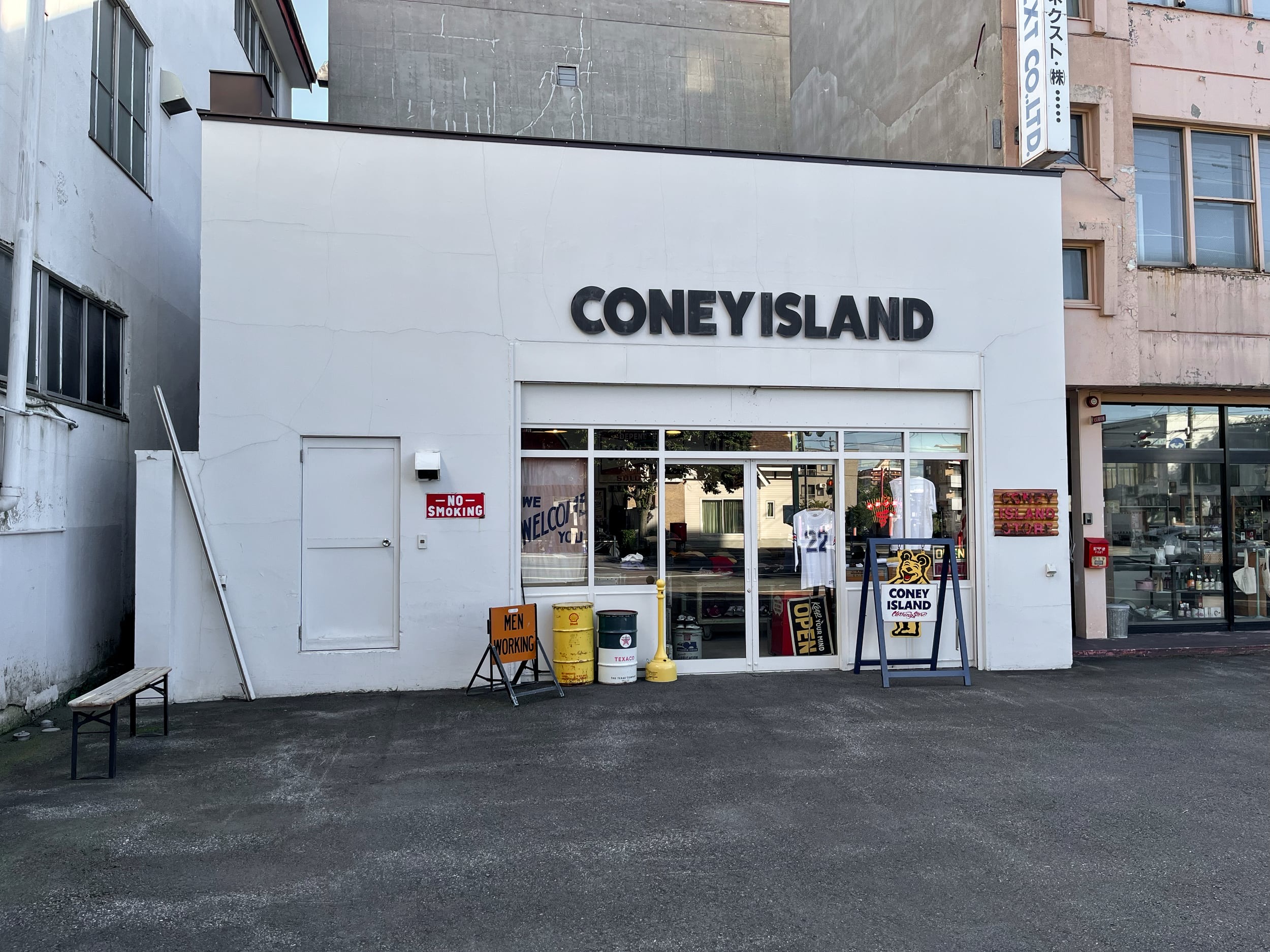 Een saaie winkel in een wit vierkant gebouw die zichzelf Coney Island noemt.