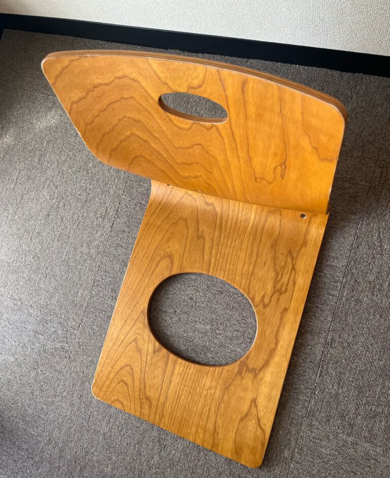 Een japanse stoel zonder poten. Uit één stiuk plaatmateriaal en met een gat in het zitvlak en de rug.