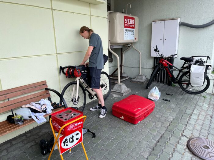 We pakken de fietsen met de spullen die in de diverse tassen aan tussen en op de fiets zitten