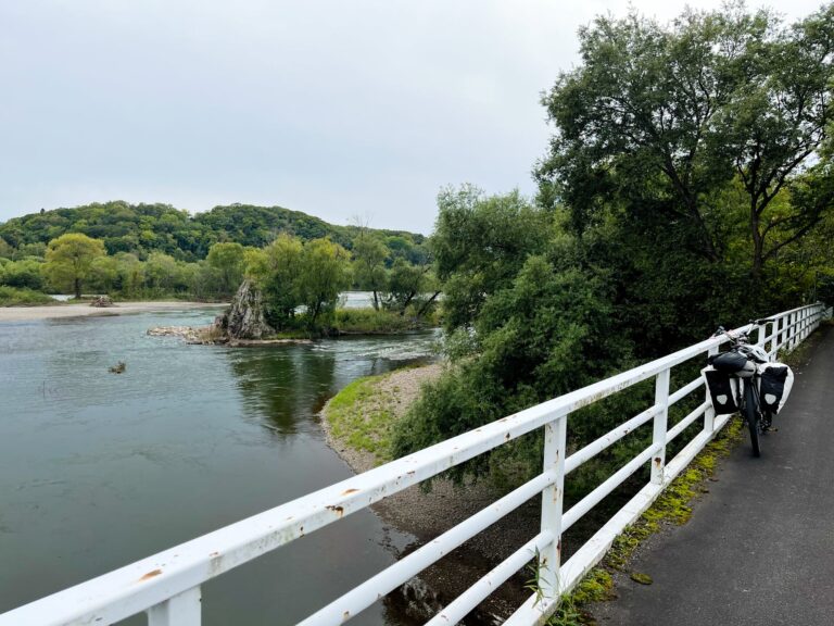 De eerste natuur die we tegen komen net na Asahikawa. Een mooie rivier tussen de beboste heuvels