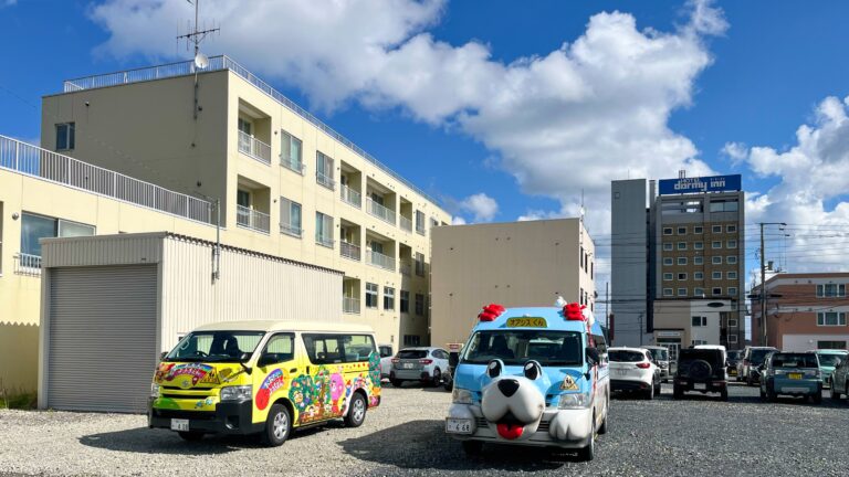 Een busje met een cartoon hondenkop erop in 3d