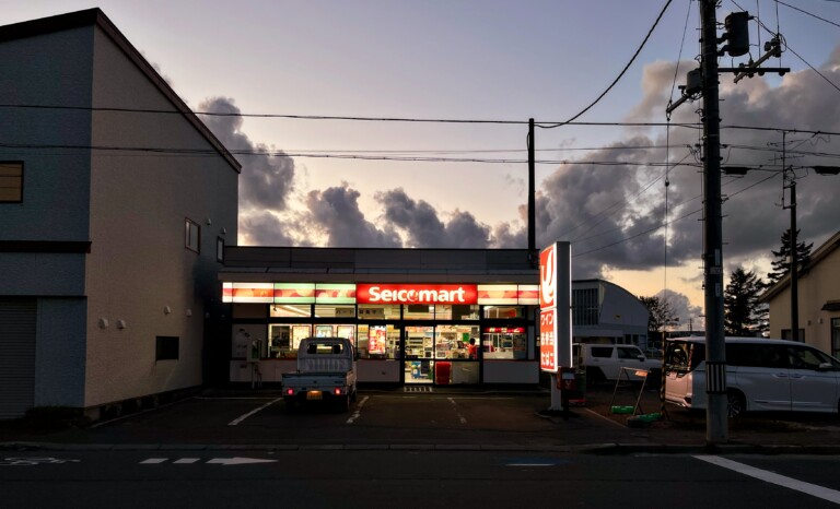 Een convenience store van het merk Seicomart bij zonsondergang