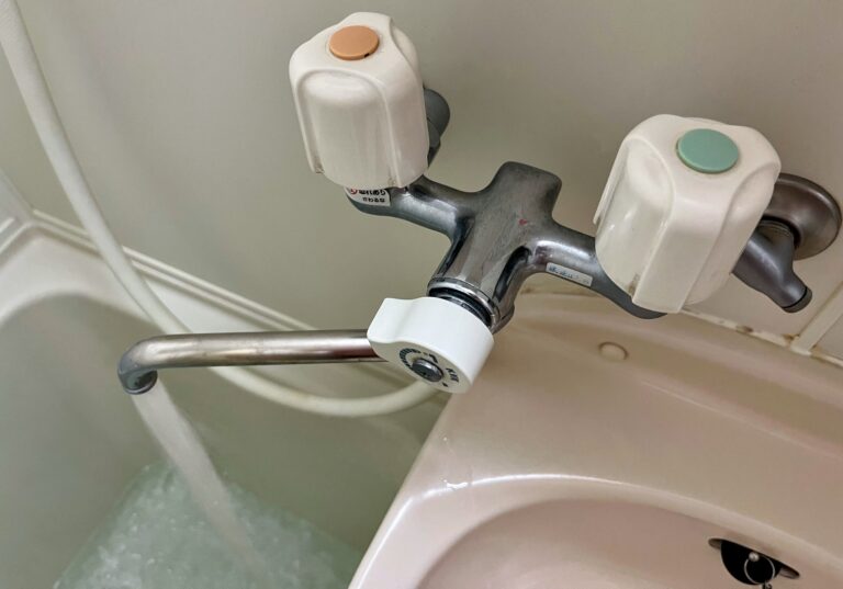 Kraan die zowel het bad, de douche als de wasbak bediend.