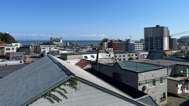 panorama van Otaru met uitzicht op het water en de haven