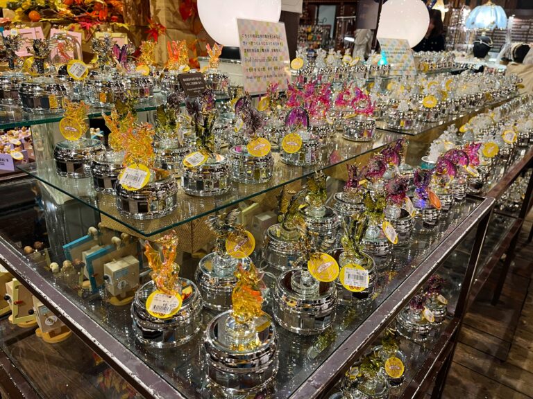 Heel veel glazen souvenirs die zo glinteren dat je op de foto niet meer kan zien welke vorm ze hebben