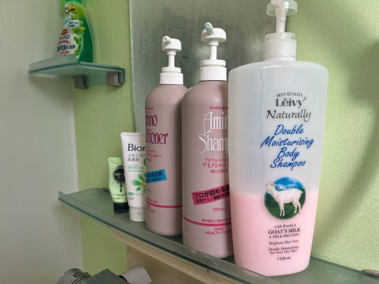 Flessen in de badkamer. shampoo, conditioner en  voor het lichaam. Die laatste is verijkt met geitenmek