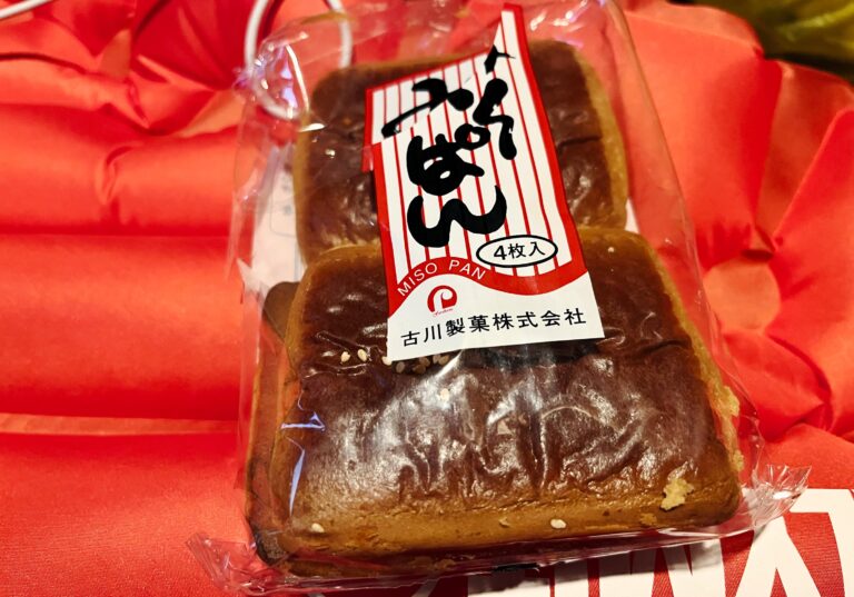 De miso pan koeken in verpakking op een rode ondergrond