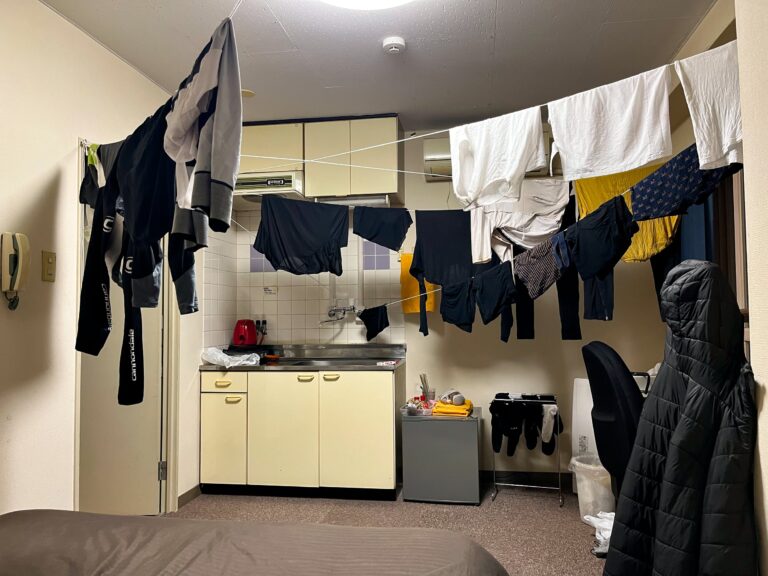 De was hangt kriskras door een kleine kamer langs wat gespannen touw.