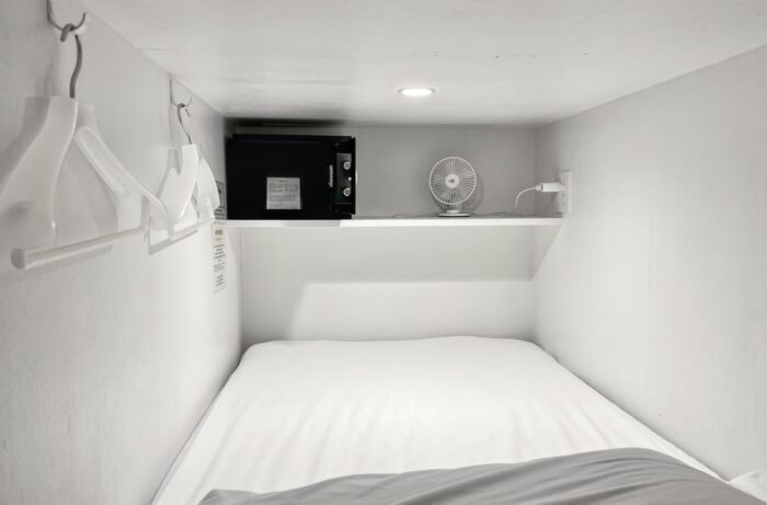 slaapruimte helemaal wit en ongeveer een meter bij een meter en 2 meter diep.