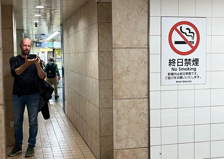 foto van mij in de spiegel van een openbaar toilet op Tokyo station.