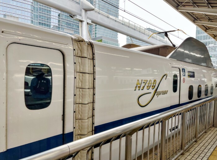 Een witte trein N700 Supreme op Tokyo station