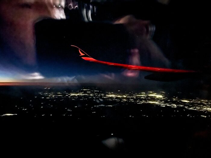 uitzicht vanuit een vliegtuigraam in september 2025 van Amsterdam naar Hongkong en dan naar Japan