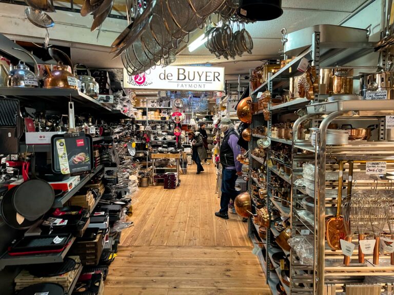 Een foto van het breedste gangpad in de winkel met allemaal pannen links en rechts.